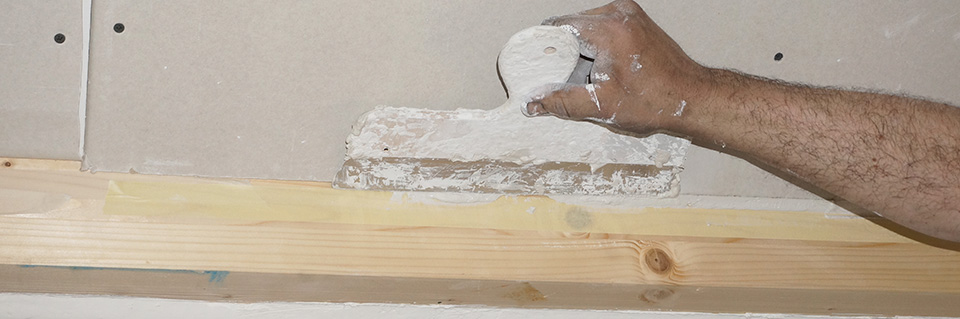 Gipskarton an Holzbalken spachteln - Anleitung @ diybook.ch