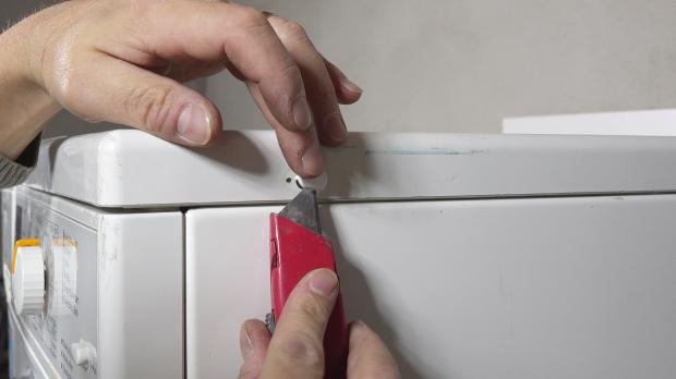 Schraubenabdeckungen entfernen Schraubenabdeckungen entfernen