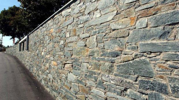 Bruchsteinmauer aus Alpen-Diabas