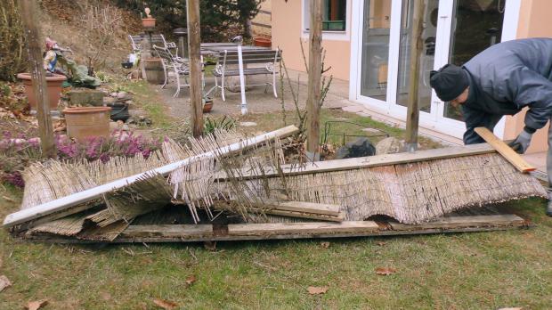 Alter Gartenzaun wird abgerissen