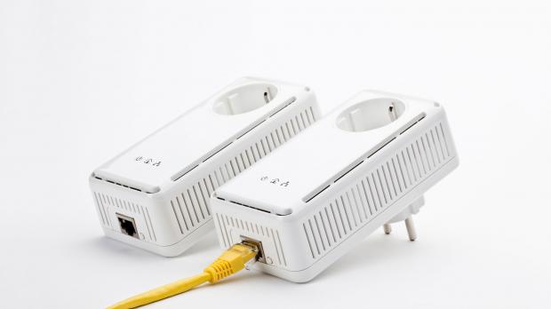 Powerline-Adapter mit Zwischenstecker und LAN-Kabel