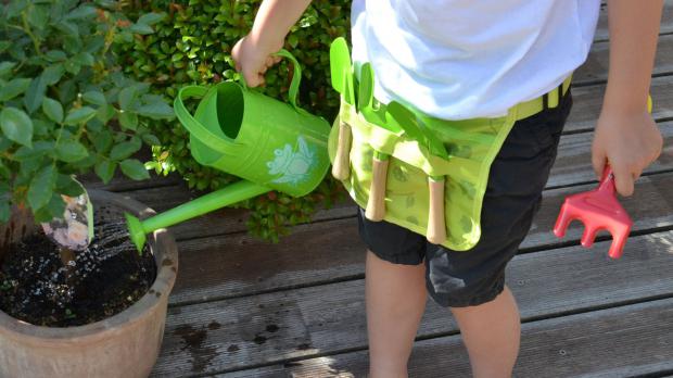 Kind mit Junior-Gartenwerkzeug