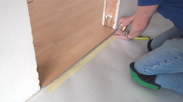 Laminat verlegen - Anleitung zur schwimmenden Verlegung @ diybook.ch