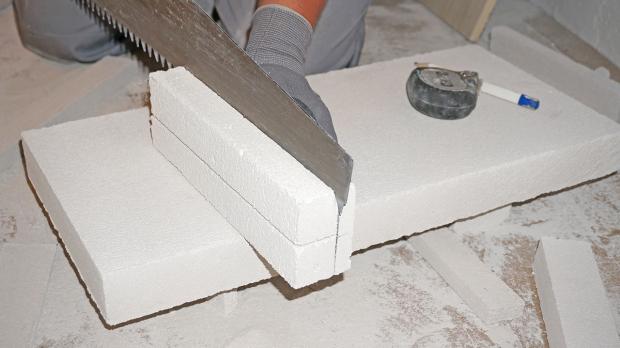 Porenbetonsteine von Hand auf Maß schneiden