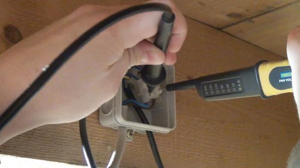 Anschlussleitung auf Spannungsfreiheit prüfen