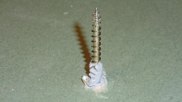 Verknoteter Kunststoffdübel
