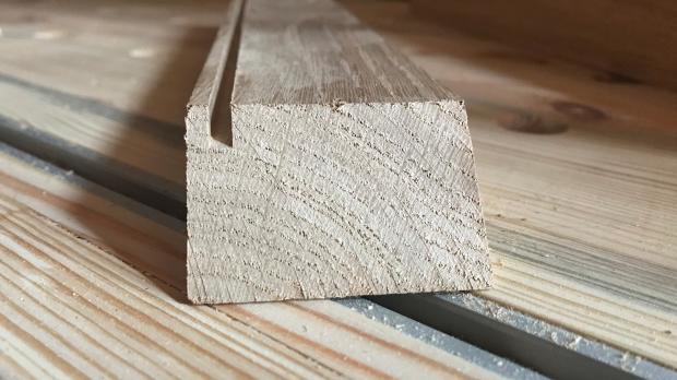 Nut mit 4 mm Breite und 8 mm Tiefe