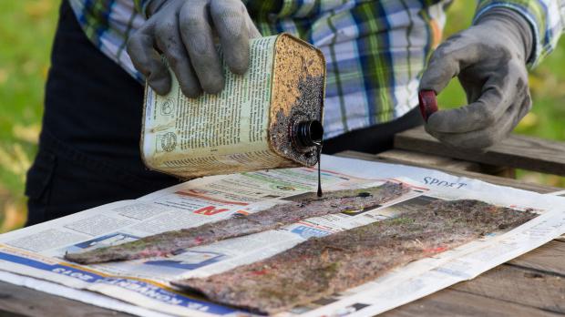 Filzlappen mit Verbissschutzmittel tränken