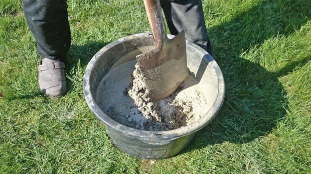 Beton mit Wasser anmischen