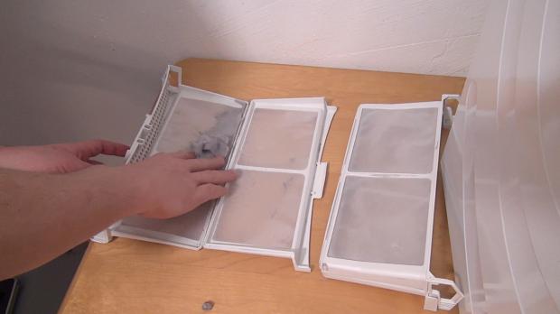Beide Flusensiebe/ Flusenfilter reinigen