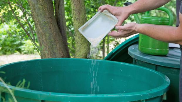 Granulat wird in Wasser aufgelöst