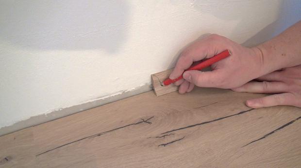 Zweites Ende der Sockelleiste anzeichnen