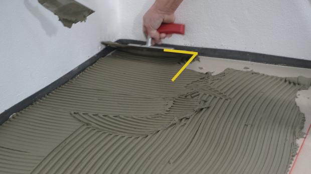 Fliesenkleber durchkämmen