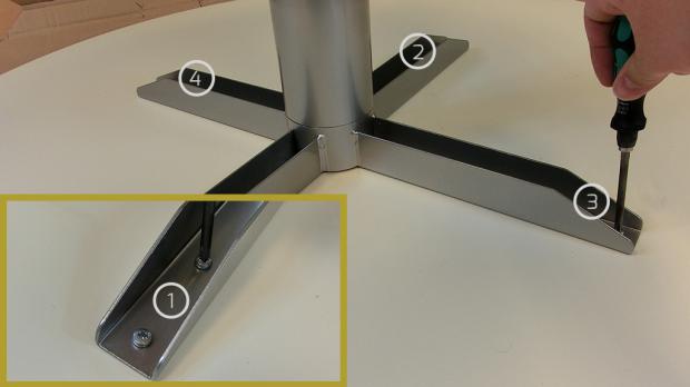 Ikea Billsta Tischgestell mit der Tischplatte verschrauben