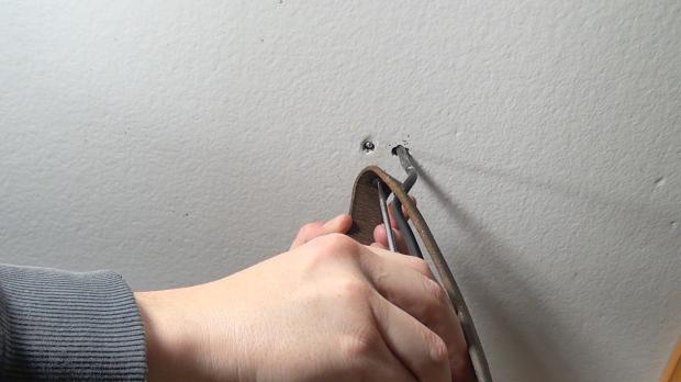 Schrauben der alten Lampe entfernen
