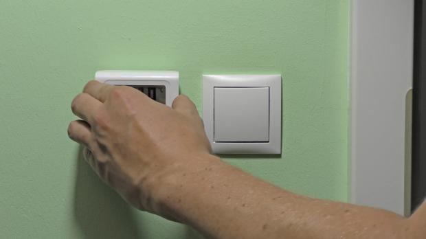 Raumthermostat ankleben