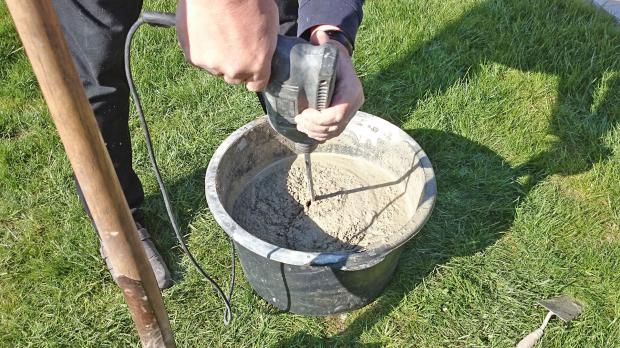 Estrichbeton mit Rührstab fertig mischen