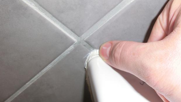 Verstreichen und Glätten der Silikonfuge mit dem Finger