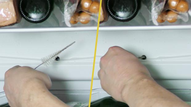 Abfluss mit der Reinigungsbürste reinigen