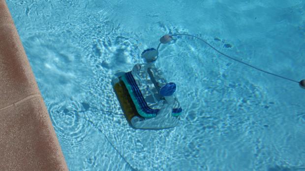 Poolroboter reinigt den Beckenboden