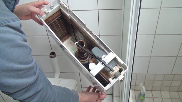 Spülkasten abnehmen