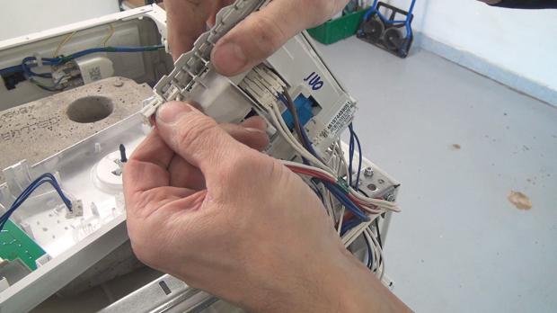 Stecker der linken Seite entfernen