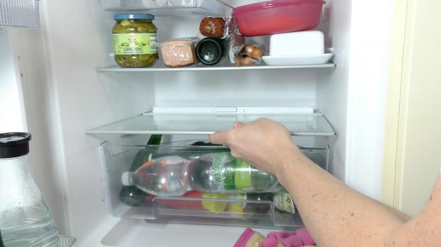 Im Kühlschrank Sammelt Sich Wasser Unter Dem Gemüsefach Wasser im Kühlschrank unter dem Gemüsefach - Anleitung @ diybook.ch