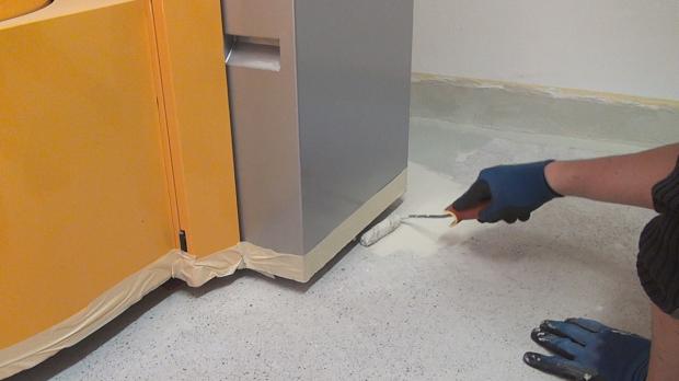 Unzugängliche Stellen mit einem kleinen Roller walzen