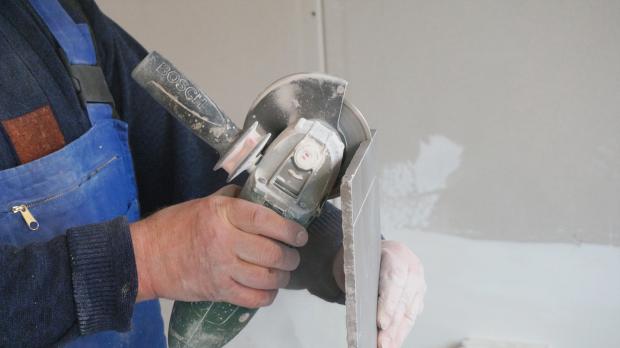 Fliesen schneiden - Fliesen legen @ diybook.ch