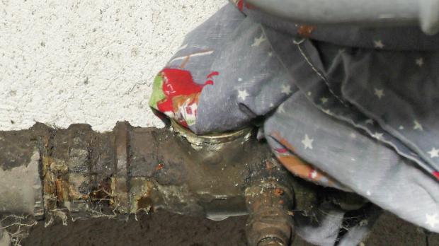 Sauberen Wasserhahn trockenwischen