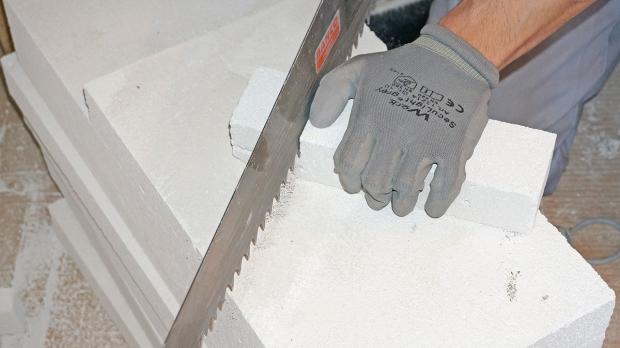 Langsam sägen und mit Gefühl Porenbetonsteine verarbeiten