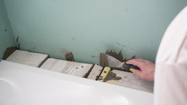 Dünne Spalten mit Dünnbettmörtel verfüllen