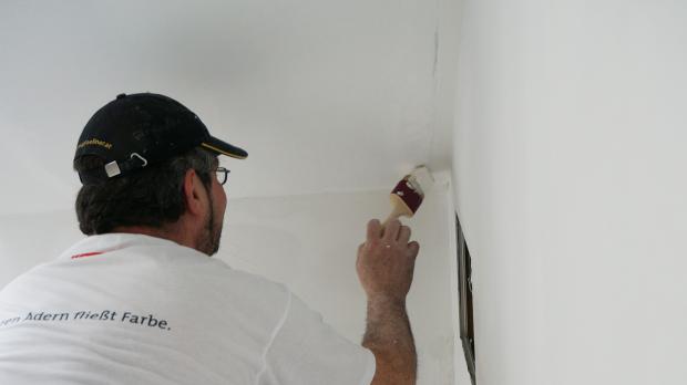 Ecken des Raumes und zur Decke hin mit dem Pinsel streichen
