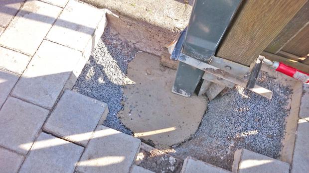 Zweites Pfostenloch mit Beton anfüllen
