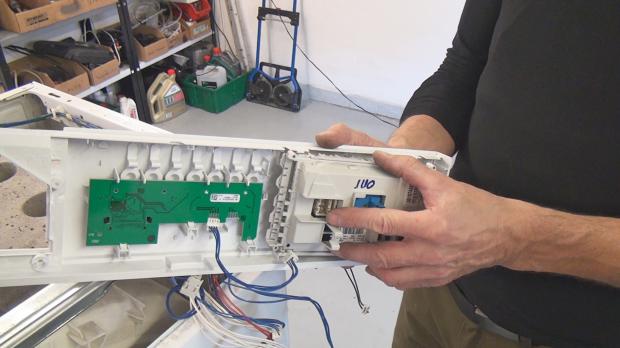 Elektronk in die Bedienblende einsetzen