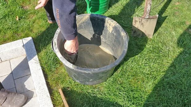 Restlichen Beton gut mit Wasser verrühren