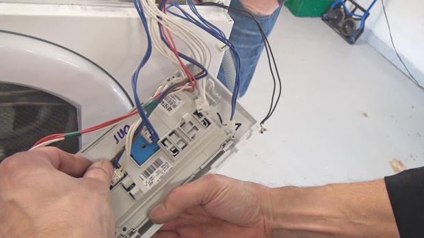 Stecker und Kabel mit der Rückseite der Elektronik verbinden