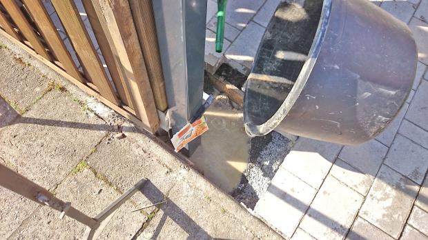 Dünnen Restbeton in Pfostenloch gießen