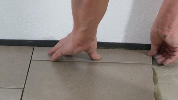 Geschnittene Fliese einsetzen