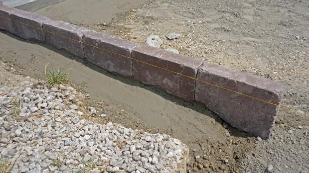 Randsteine setzen Anleitung um Betonrandsteine zu verlegen
