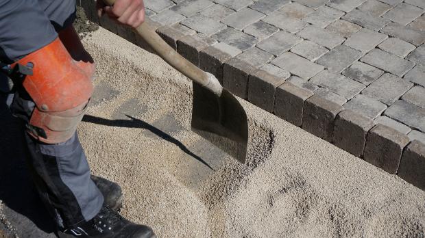 Überschüssigen Splitt entfernen