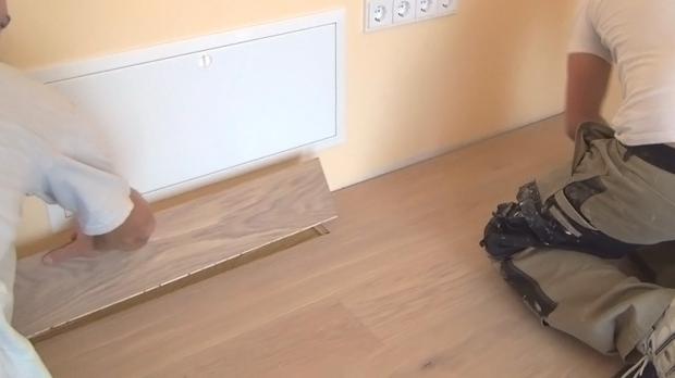 Verkleben der letzten Reihe Parkett