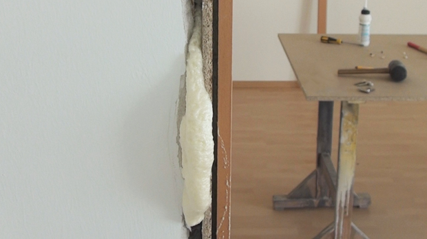 Austretenden Schaum erst nach Trocknung des Schaums entfernen