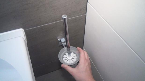 WC-Bürste einsetzen