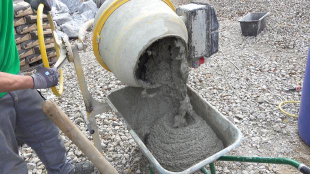 Fertigen Beton in Scheibtruhe gießen