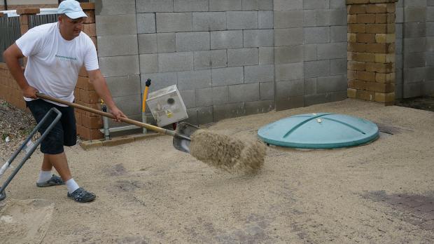 Pflaster verfugen - Sand aufbringen