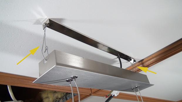 Einhängen der Lampe in die Drahtschlaufe
