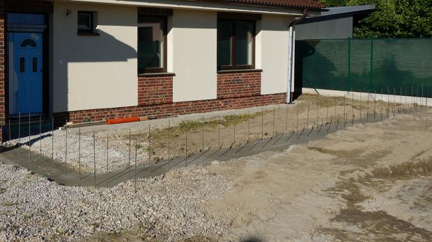 Fundament für die Gartenmauer Streifenfundament selber machen
