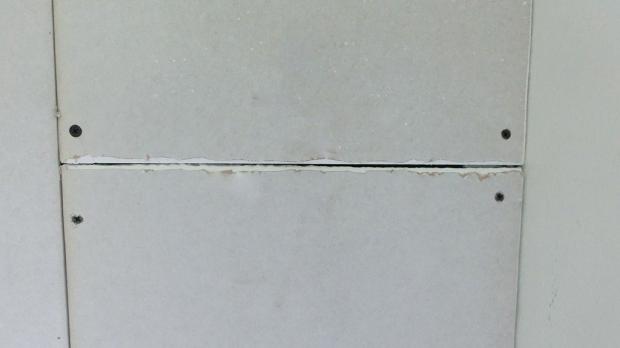 Fertiger Stoß nach Anfasen und Montieren der Gipskartonplatten