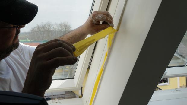 Malerkrepp nach den Acrylarbeiten sofort abziehen